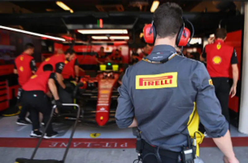 Meccanico Pirelli ai box Formula 1