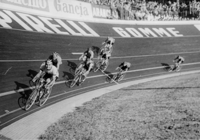 Gara di ciclismo su pista con sponsor Pirelli