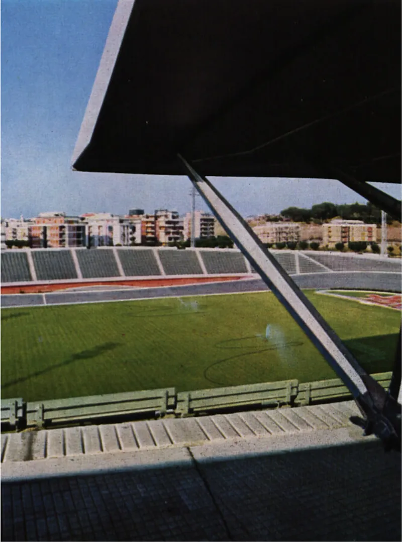 Vista dalle tribune di un campo da calcio