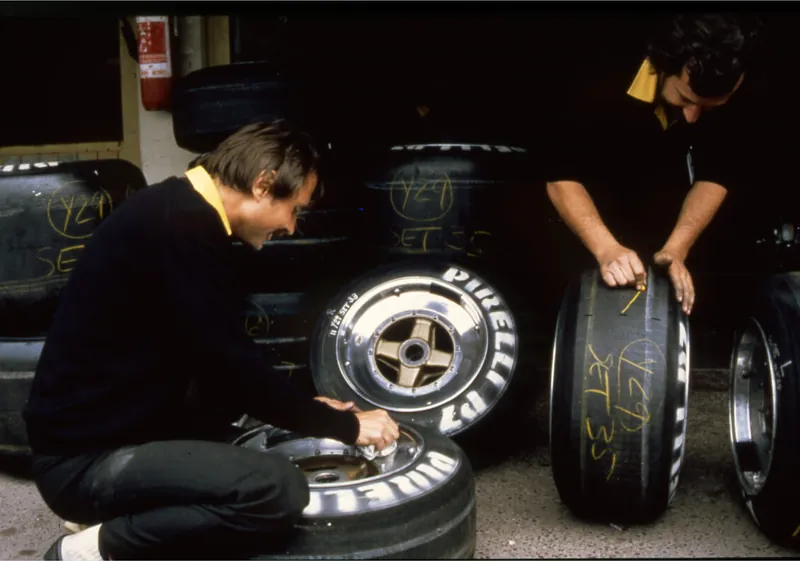 Piloti puliscono e segnano pneumatici Pirelli per Formula 1