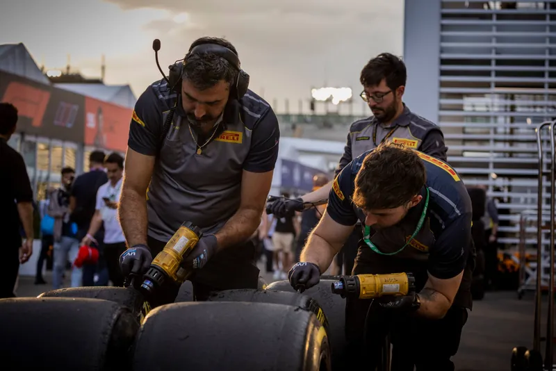 Tecnici Pirelli controllano pneumatici per Formula 1